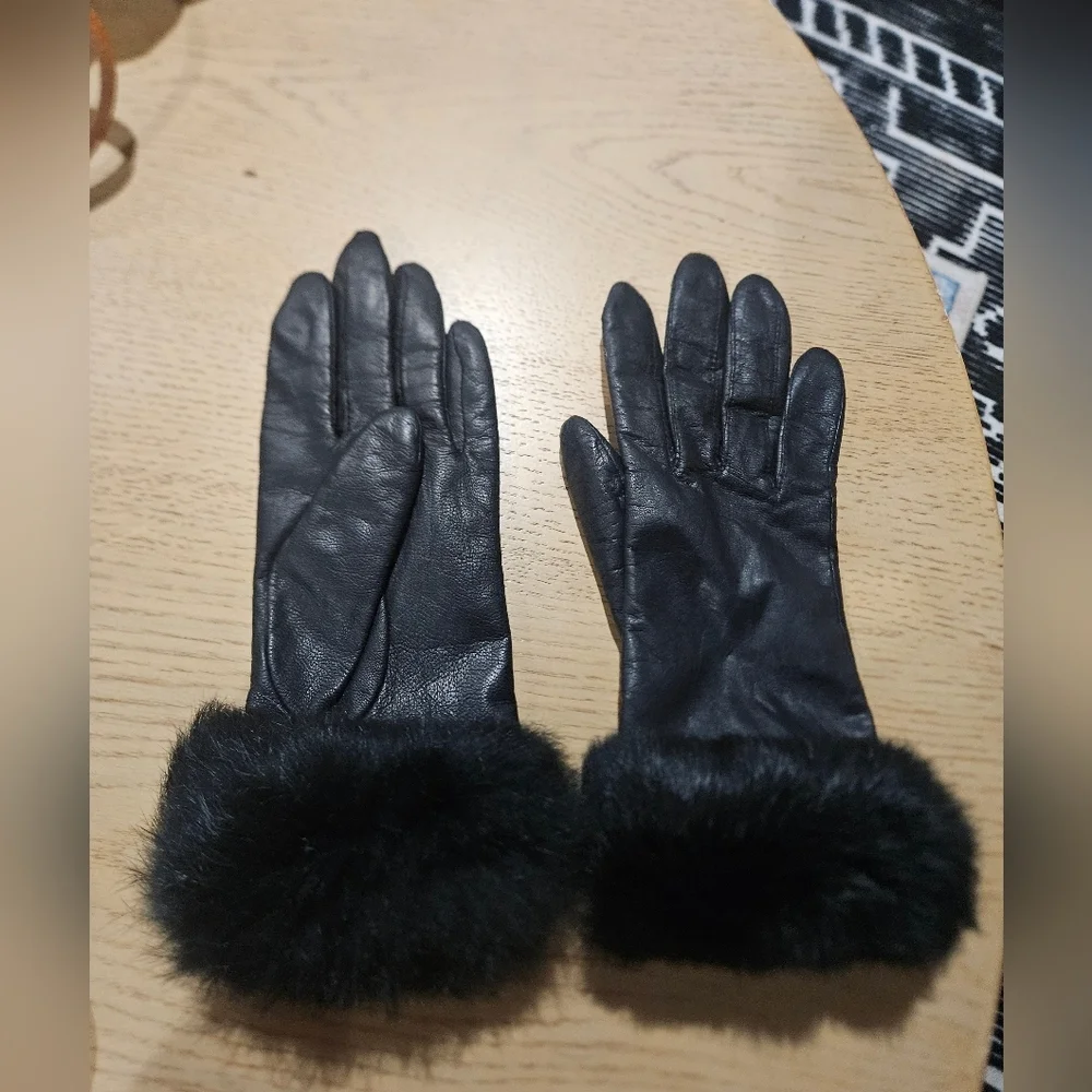 Wilsons Leather Genuine Leather Gloves with Fur Cuff – Size S/M